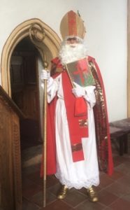 Heiliger Nikolaus vor der Nikolauskapelle in Ebbs