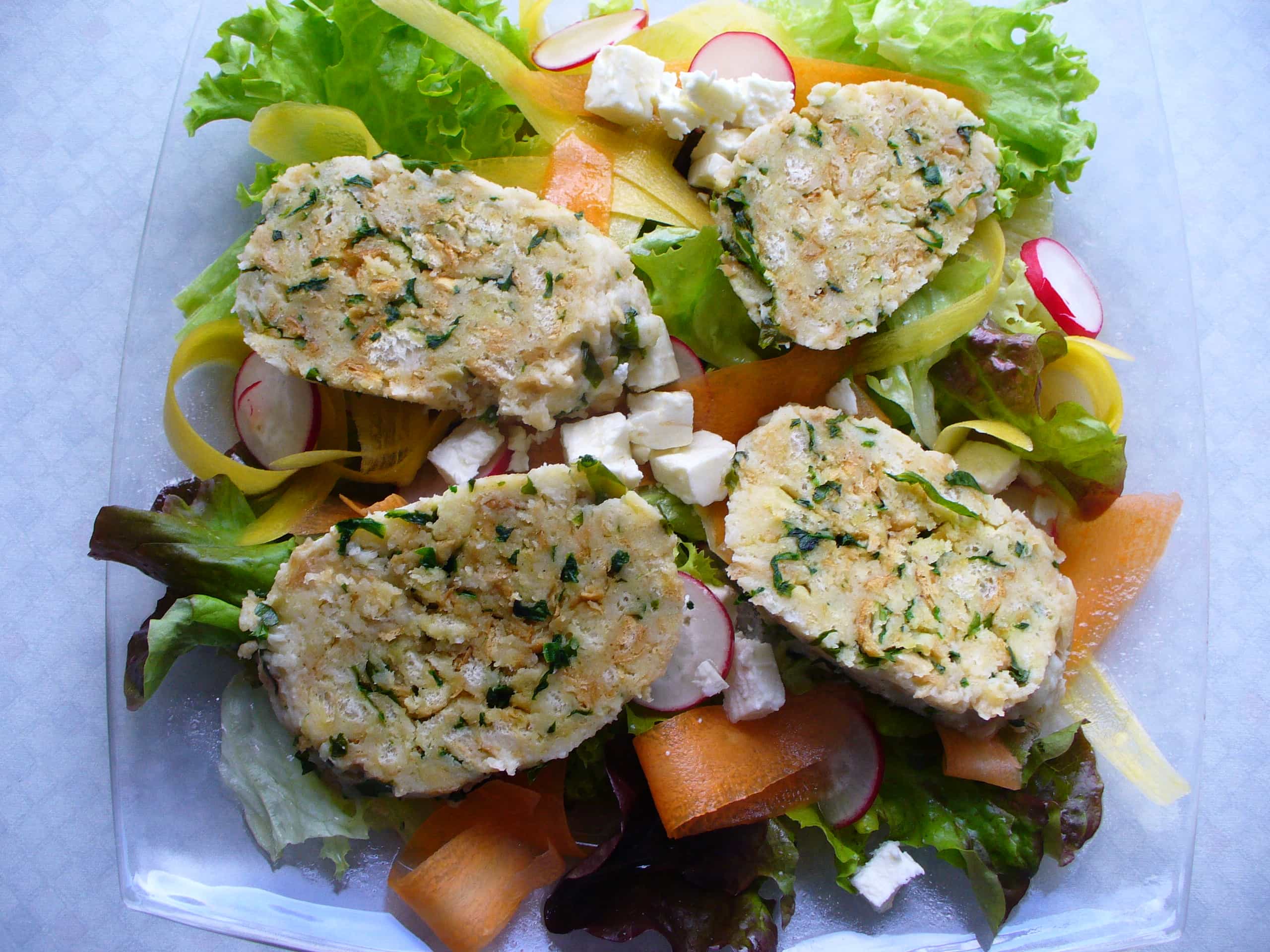 Würziger Salat mit Sardellen, Kapern und Feta - EAT4FUN ONLINE