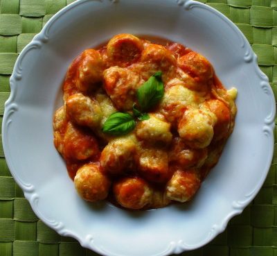 Grießgnocchi mit Tomatensauce