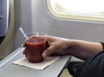 Hast du gewusst, warum Tomatensaft im Flugzeug besser schmeckt