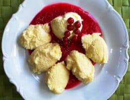 Topfennockerl mit Vanilleeis